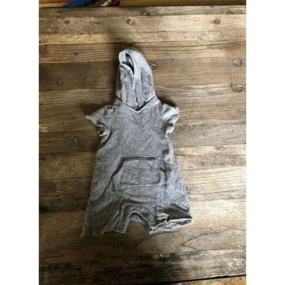 Gap‎ Boy Soft Grey Onesie 12-18 Months
